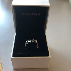 Pandora leaf ring, comes with pandora box